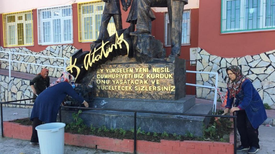 Atatürk heykelimizin bakımı yapıldı, etrafındaki çiçekler yenilendi